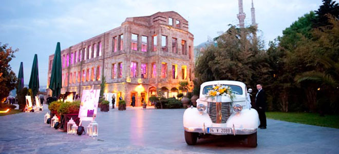 Tarihi düğün konseptinde mekan ve düğün arabası fotoğrafı