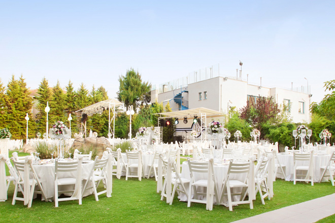 karşıyaka’da yemyeşil bahçeli bir otel: vilayetler evi