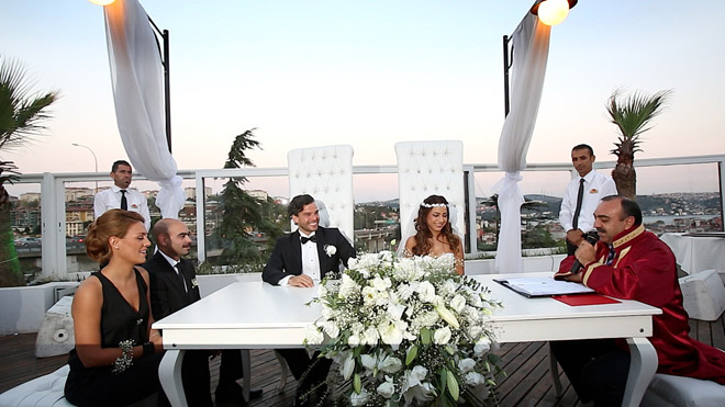 almanya'dan i̇stanbul'a bir mutluluk masalı: ajda ve emrah