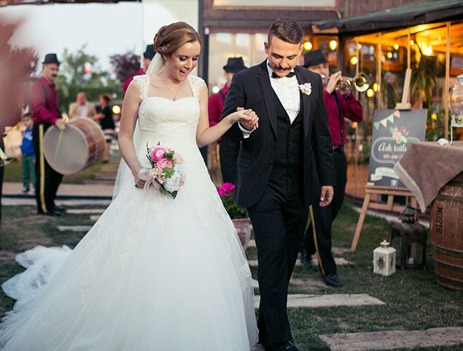 Boğaz kenarında çok sevdiğim bir restoranda beni yemeğe çıkardı.