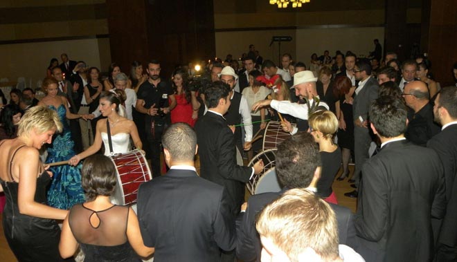 bizimle eğlenir misiniz?