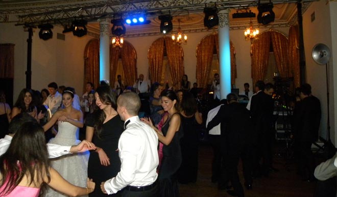 bizimle eğlenir misiniz?