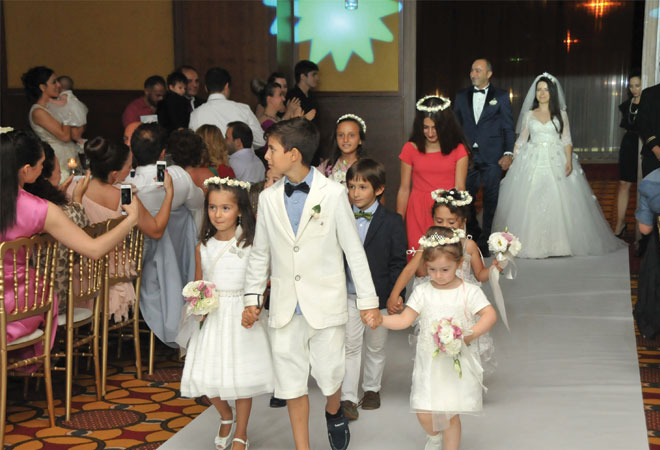 şimdi ellerinizi, ellerinizle de kalplerinizi birleştirin: ezgi ve nedim!