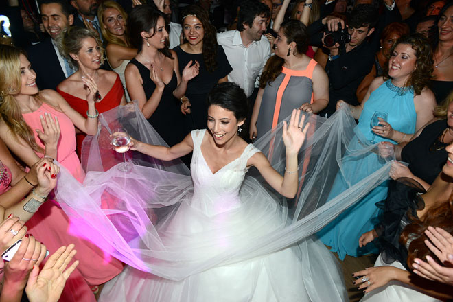 Gelin ve nedimeleri ile düğün
dansları
