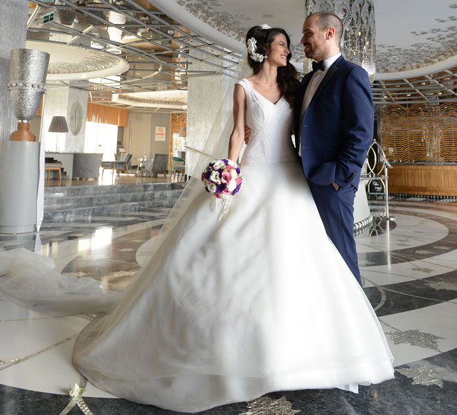 Düğün mekanı otelin lobisinde gelin
ve damadın pozları