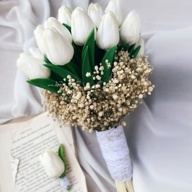 Beyaz Islak Lale Gelin Buketi