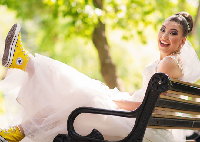 gitarı eline alıp şarkı söyleyen bir damat, mutluluktan mest olan bir gelin : merve ve özgür!