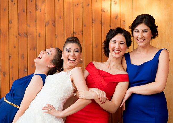 gitarı eline alıp şarkı söyleyen bir damat, mutluluktan mest olan bir gelin : merve ve özgür!