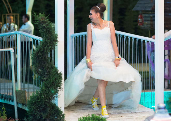 gitarı eline alıp şarkı söyleyen bir damat, mutluluktan mest olan bir gelin : merve ve özgür!