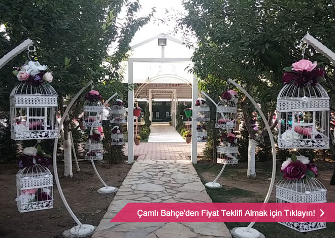 gitarı eline alıp şarkı söyleyen bir damat, mutluluktan mest olan bir gelin : merve ve özgür!