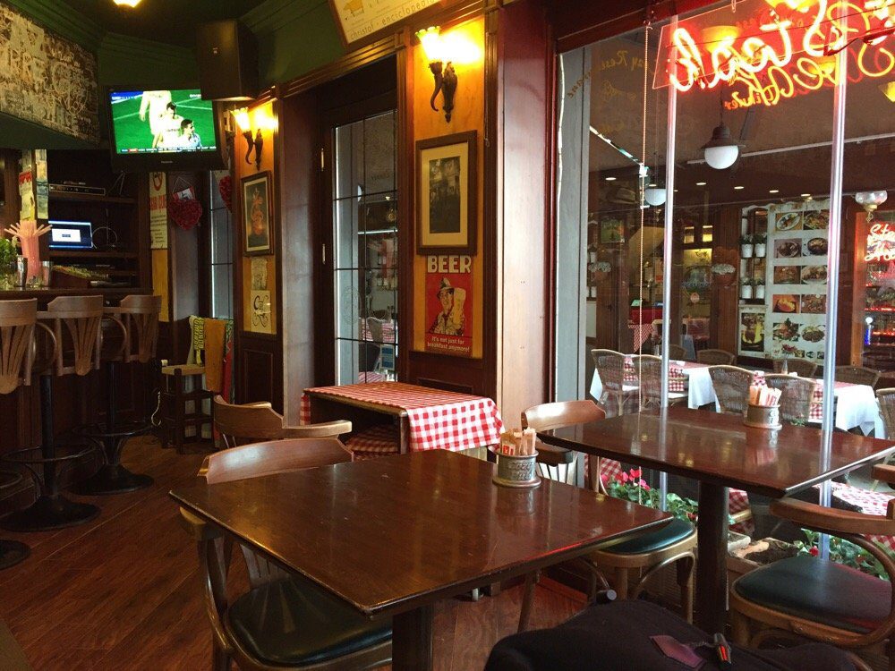 cozy pub & restaurant