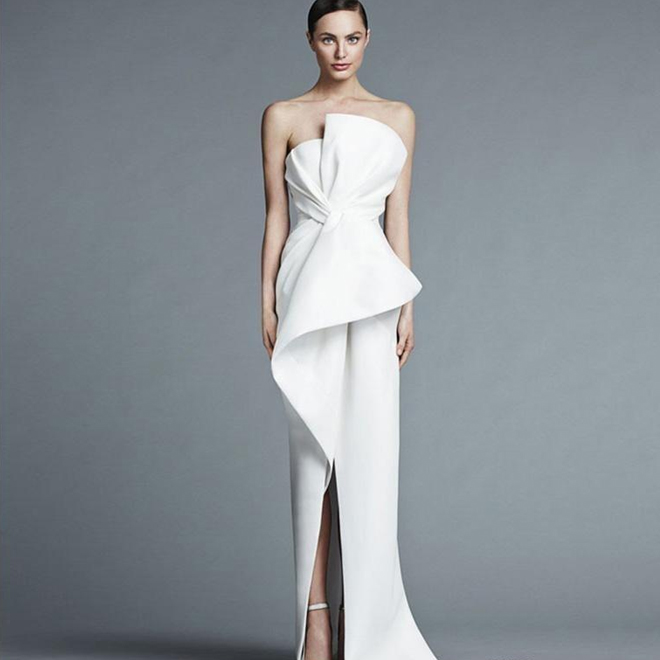 düz kesim straplez yaka gelinlik