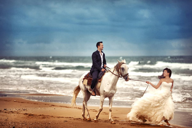 Plajda ve atlarla gelin damat fotoğrafı