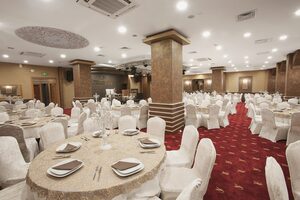 The Rise Aron Hotel