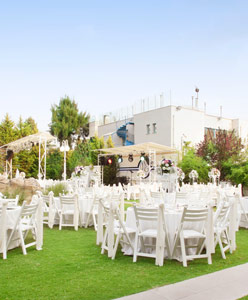 Karşıyaka’da Yemyeşil Bahçeli Bir Otel: Vilayetler Evi