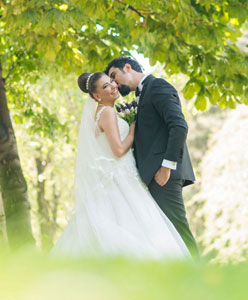 Gitarı Eline Alıp Şarkı Söyleyen Bir Damat, Mutluluktan Mest Olan Bir Gelin : Merve ve Özgür!