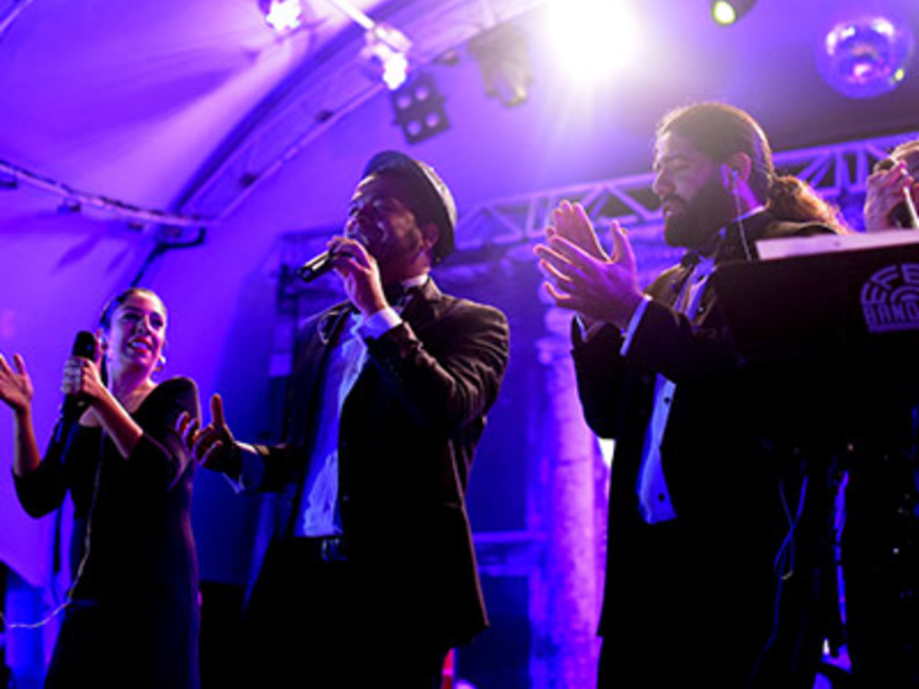 Efes Bandosu ile Düğününüzde Pist Eskiyene Kadar Dans Edin