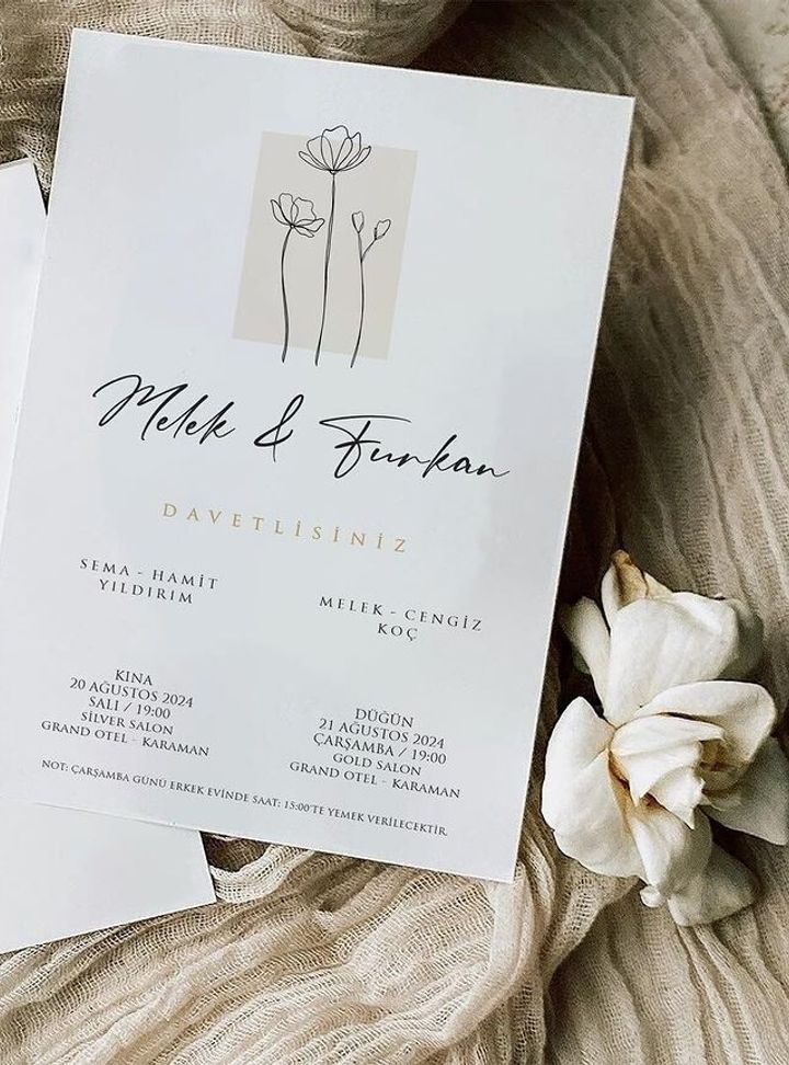 Minimal Çiçek Detaylı Davetiye
