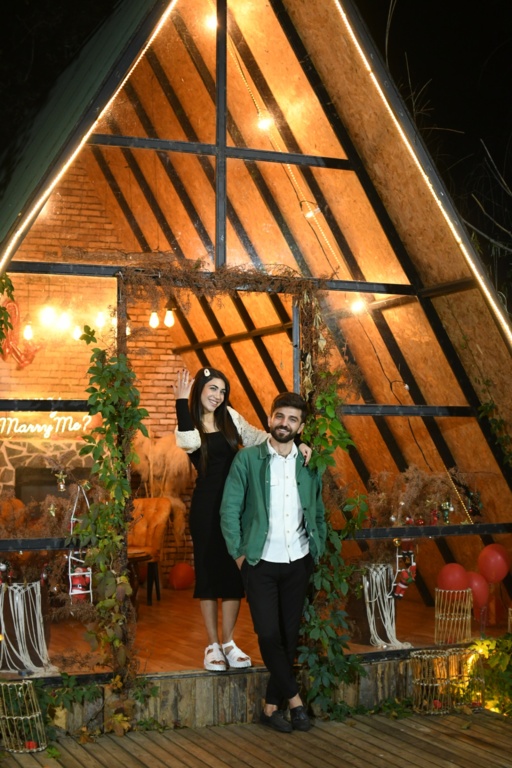 Pink Rose Evlilik Teklifi ve Plato