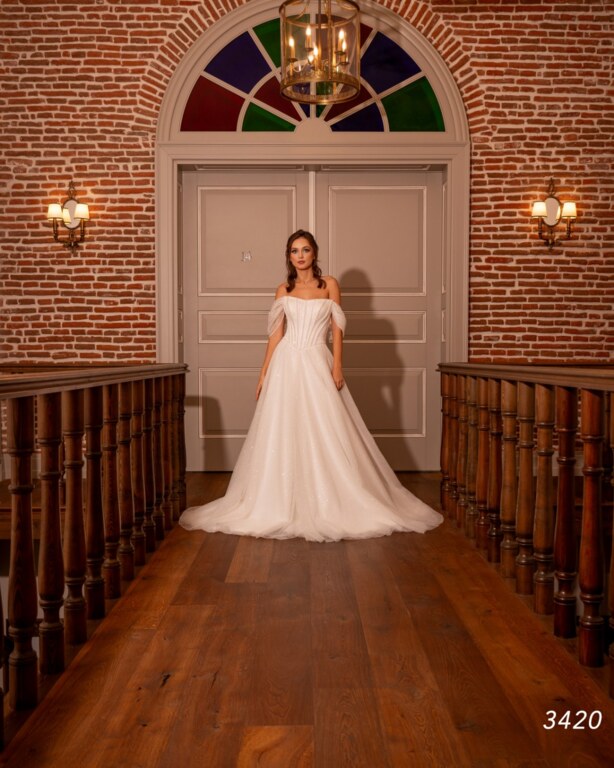 Düşük Omuz A Kesim Gelinlik