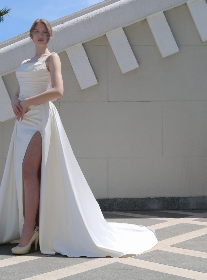 Kare Yaka Prenses Gelinlik