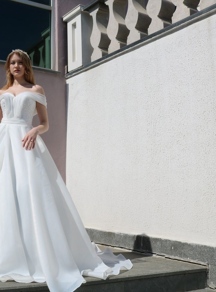 Düşük Omuz A Kesim Gelinlik