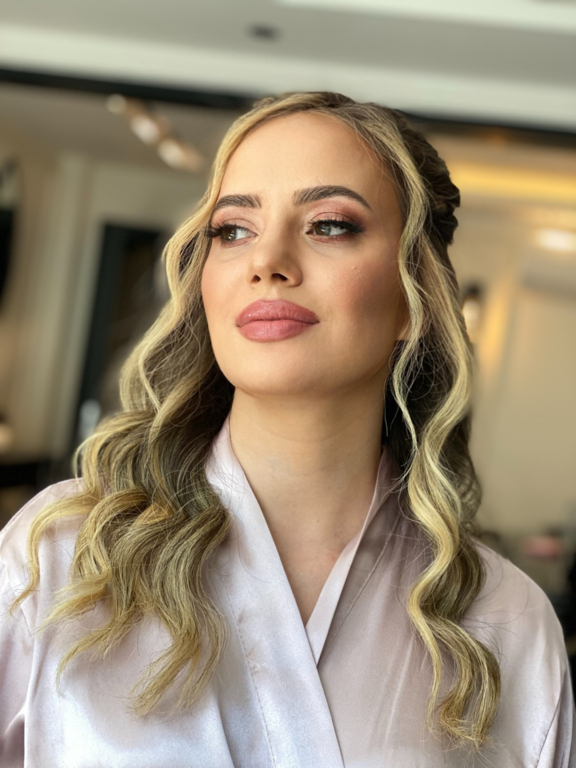 Esra Aysin Make Up Artist