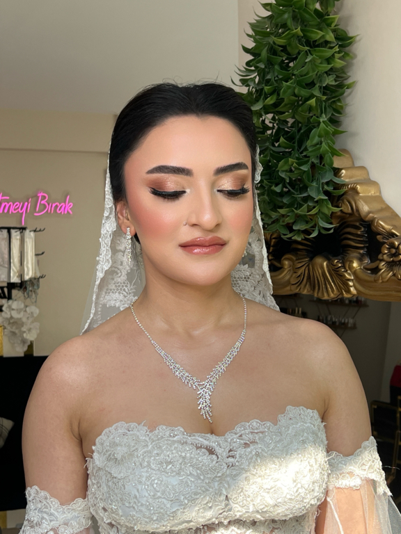 Cansın Hair & Make Up