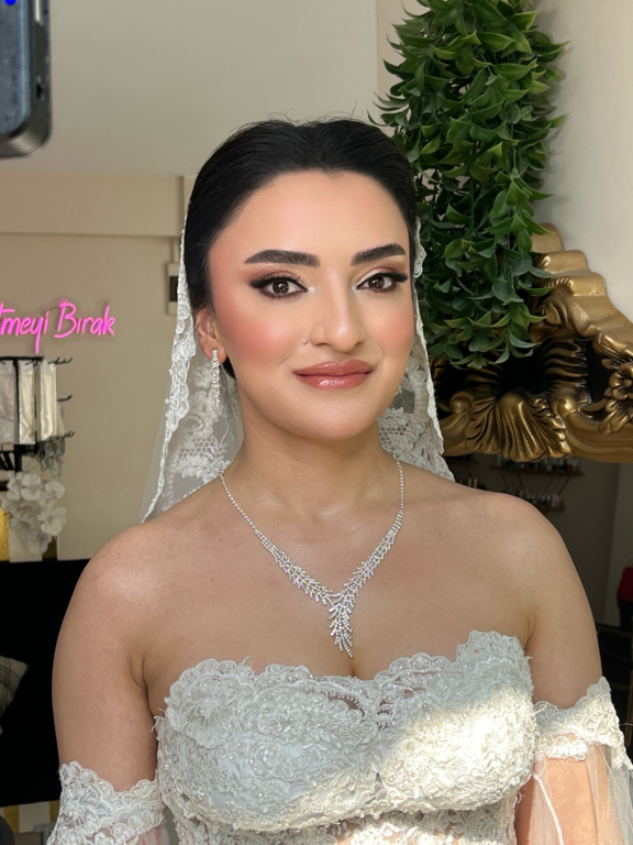 Cansın Hair & Make Up