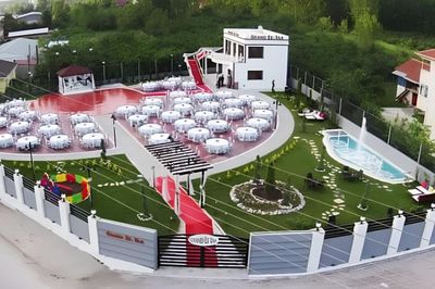 Grand Es-Taa Kır Bahçesi