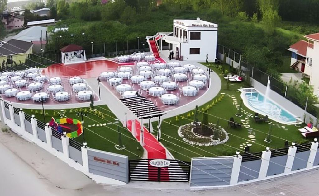 Grand Es-Taa Kır Bahçesi