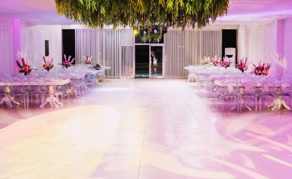 Eflatun Lounge