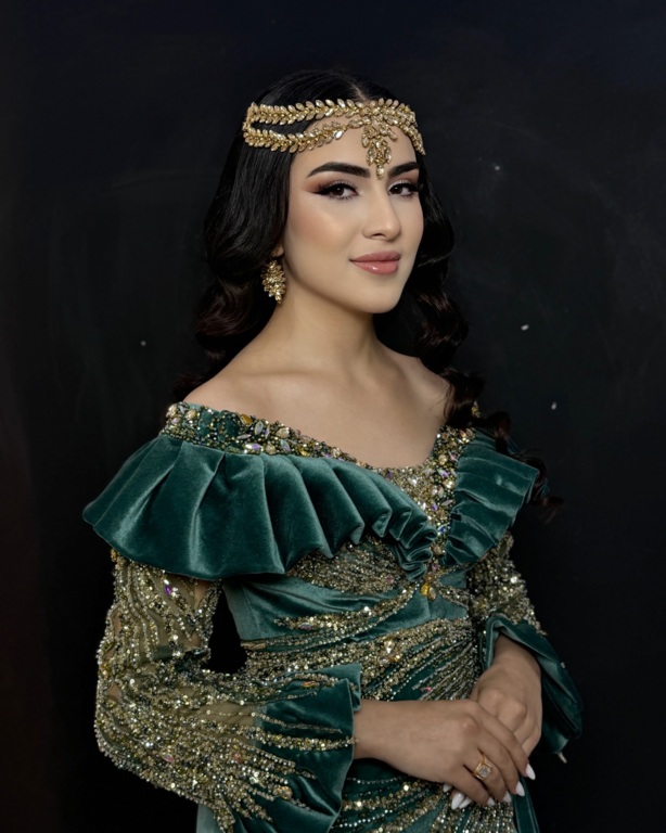 Makeup Artist Pembe Amak