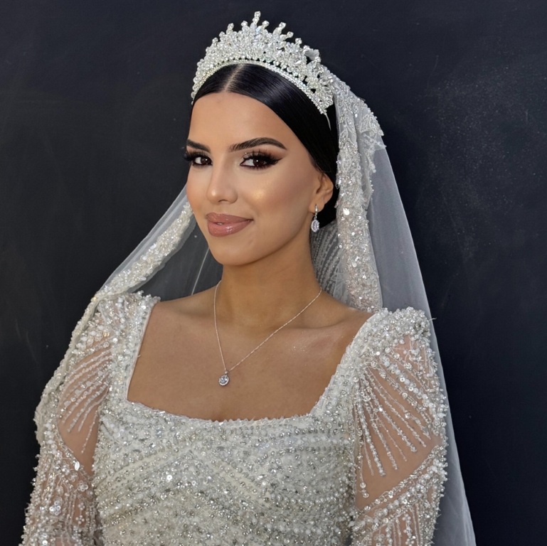 Makeup Artist Pembe Amak