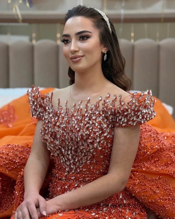 Makeup Artist Pembe Amak