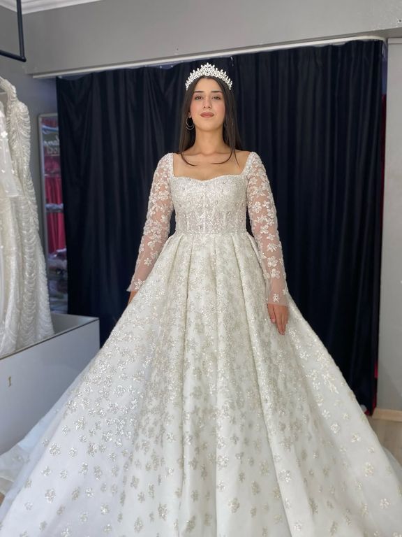 MLME-8-25 A Kesim Kare Yaka Göğüs Dekolteli Gelinlik 2