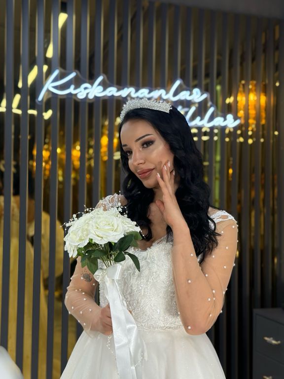 Özgür Çiftegöz Hair Design Makeup