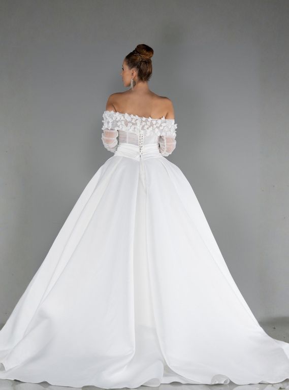 Çiçek Detaylı Straplez Kabarık Gelinlik 2