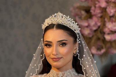 Esra Bilgi Saç Makyaj Stüdyosu