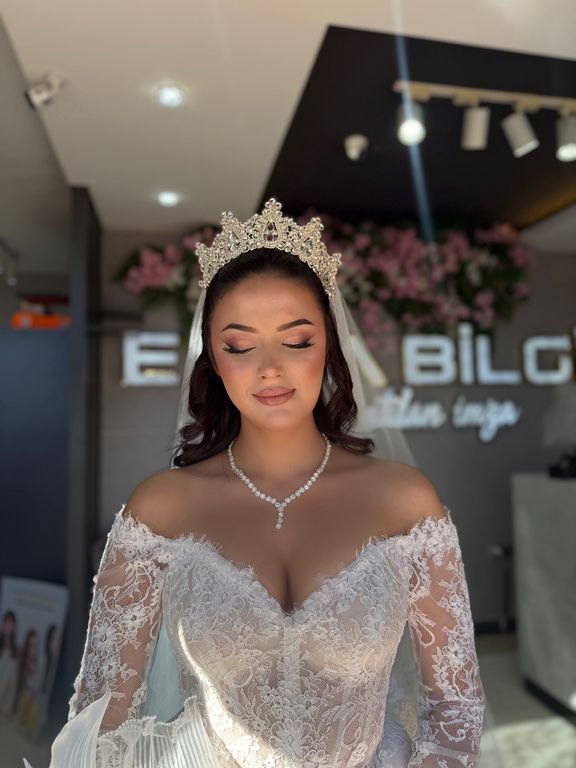 Esra Bilgi Saç Makyaj Stüdyosu