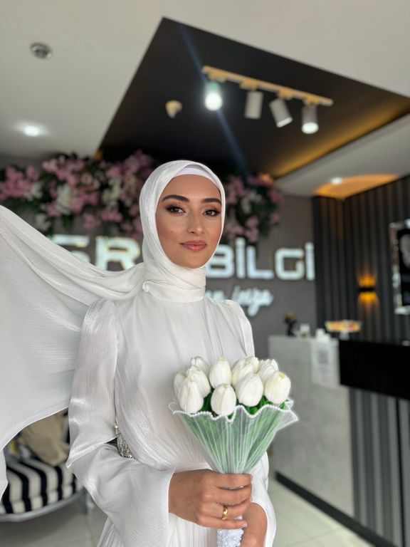Esra Bilgi Saç Makyaj Stüdyosu