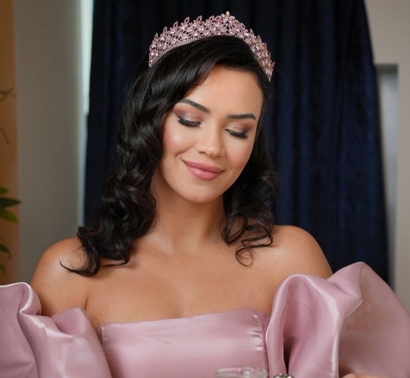 Esra Bilgi Saç Makyaj Stüdyosu