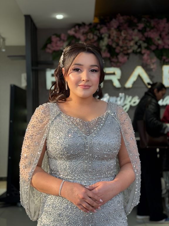 Esra Bilgi Saç Makyaj Stüdyosu