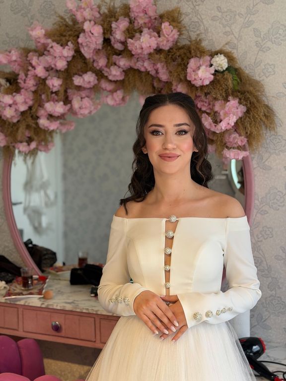 Esra Bilgi Saç Makyaj Stüdyosu