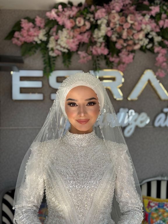 Esra Bilgi Saç Makyaj Stüdyosu
