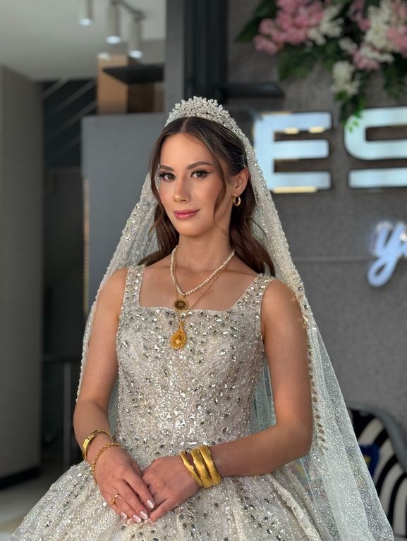 Esra Bilgi Saç Makyaj Stüdyosu