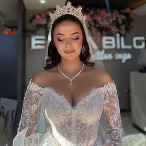 Esra Bilgi Saç Makyaj Stüdyosu