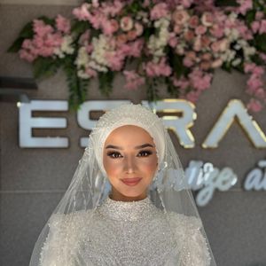 Esra Bilgi Saç Makyaj Stüdyosu