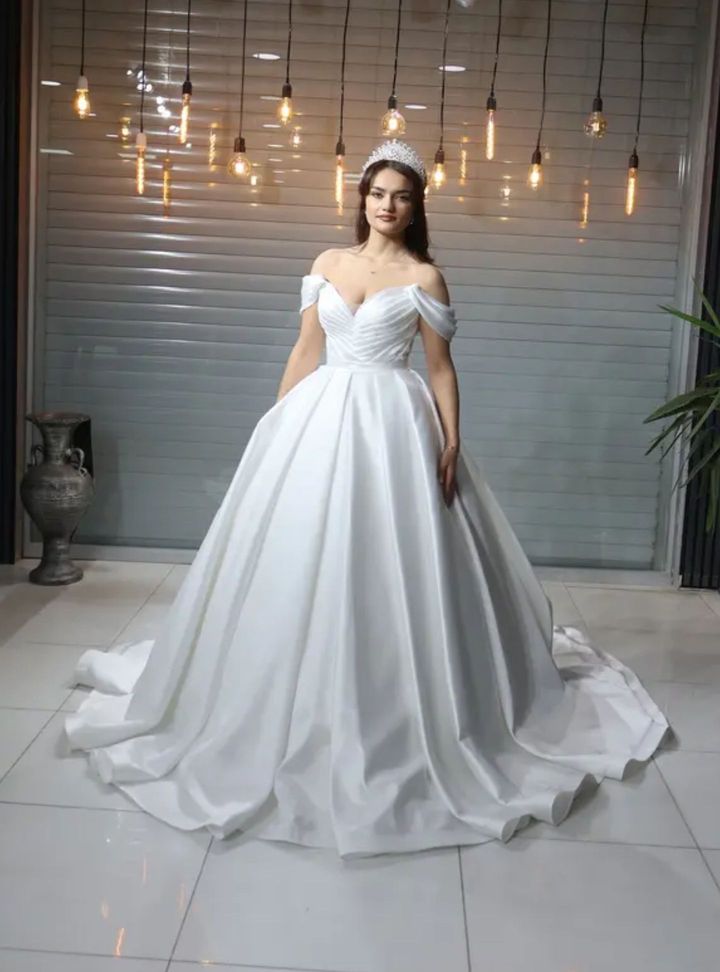Düşük Omuz Drape Detaylı Gelinlik