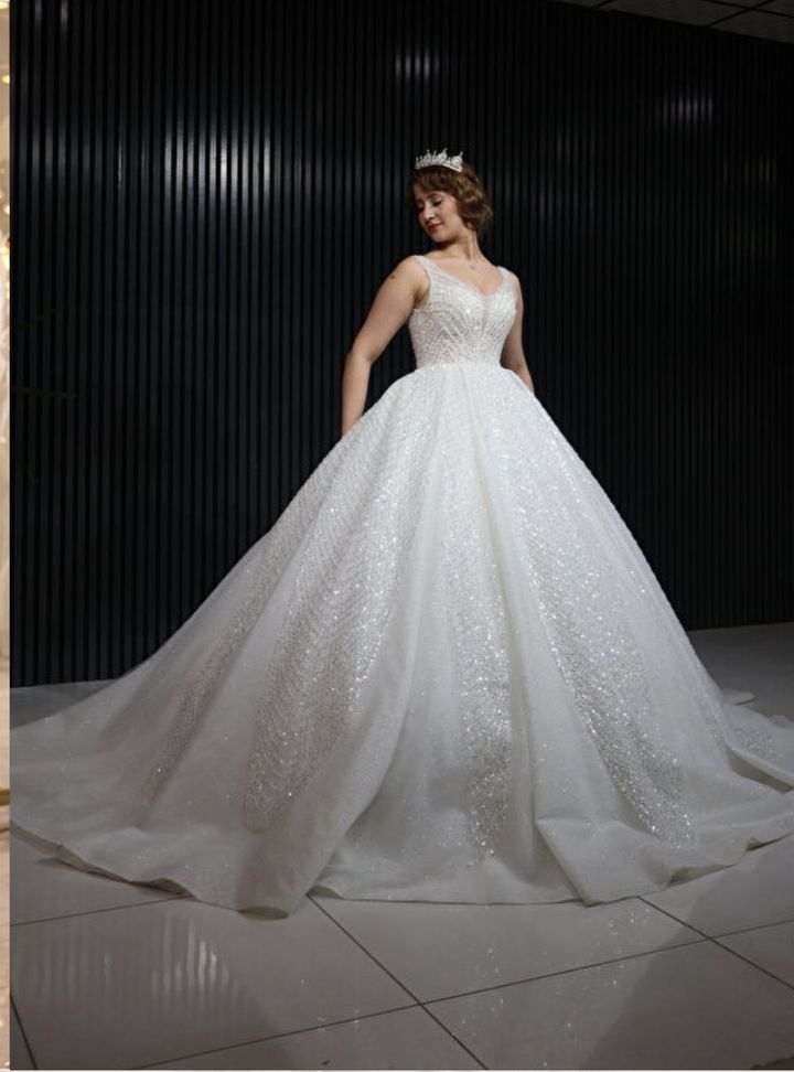 V Yaka Simli Prenses Kesim Gelinlik